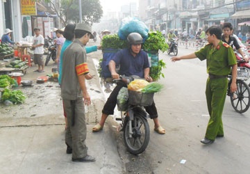 Người nghèo bán hàng vỉa hè và câu chuyện của quan chức